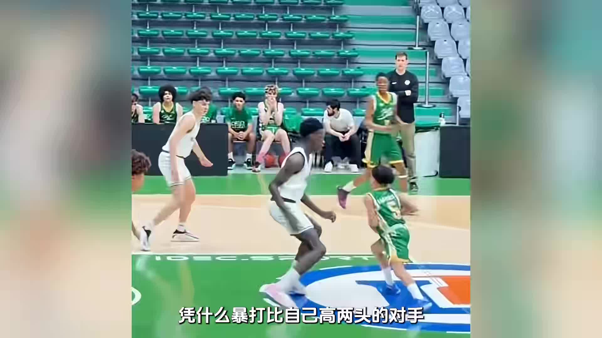 170cm打爆两米巨人！法国15岁后卫跳级打U21，这就是反向张子宇