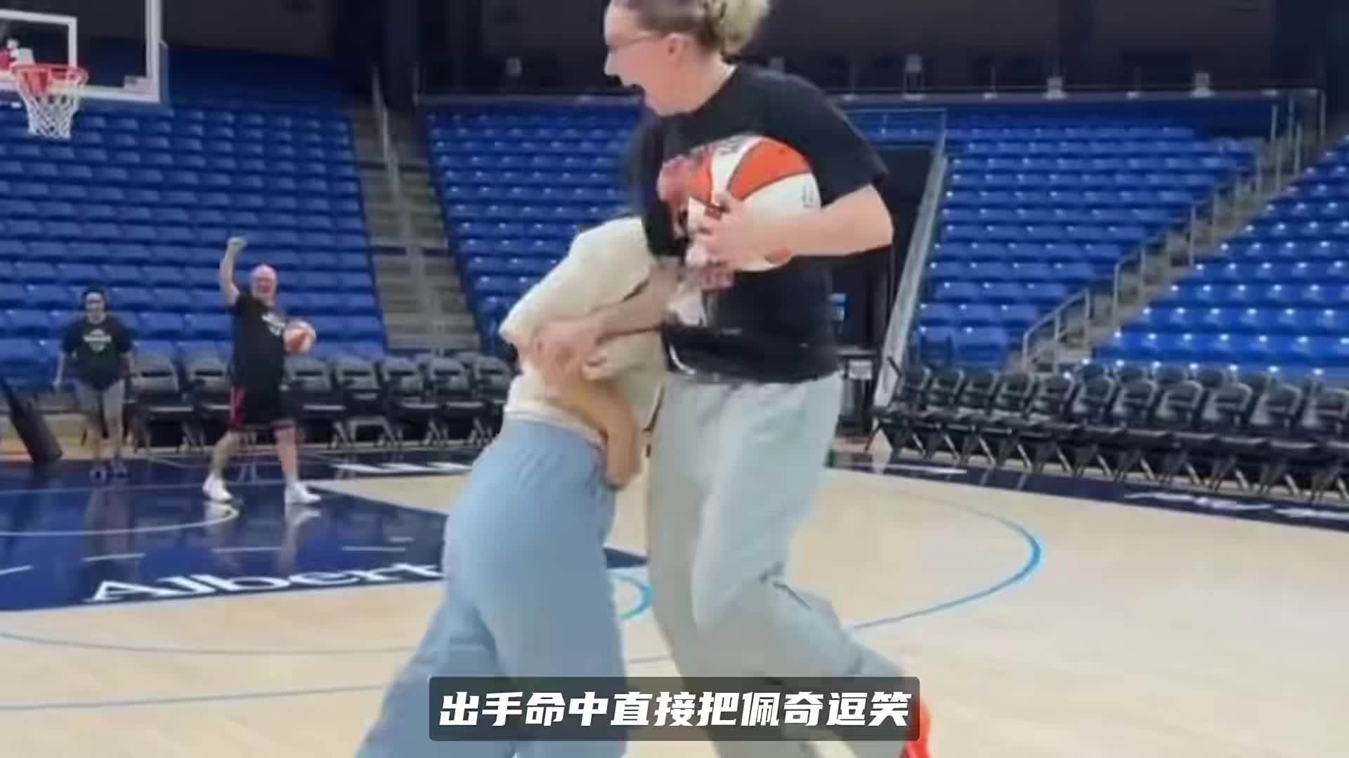 内线巨兽的射程！李月汝和佩奇比拼超远三分，这手感直接逗笑佩奇