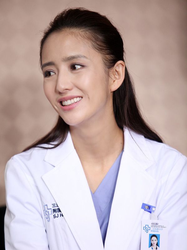 《产科医生》中何晶扮演者佟丽娅的剧照,网友:长得美,心地善良