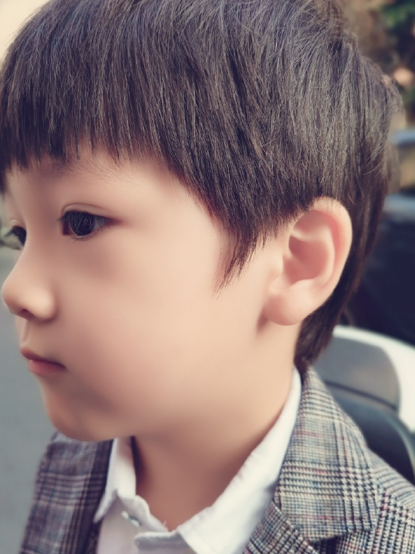 被黄景瑜抱着的小男孩长大了,皮肤白皙五官精致,堪称最萌正太!