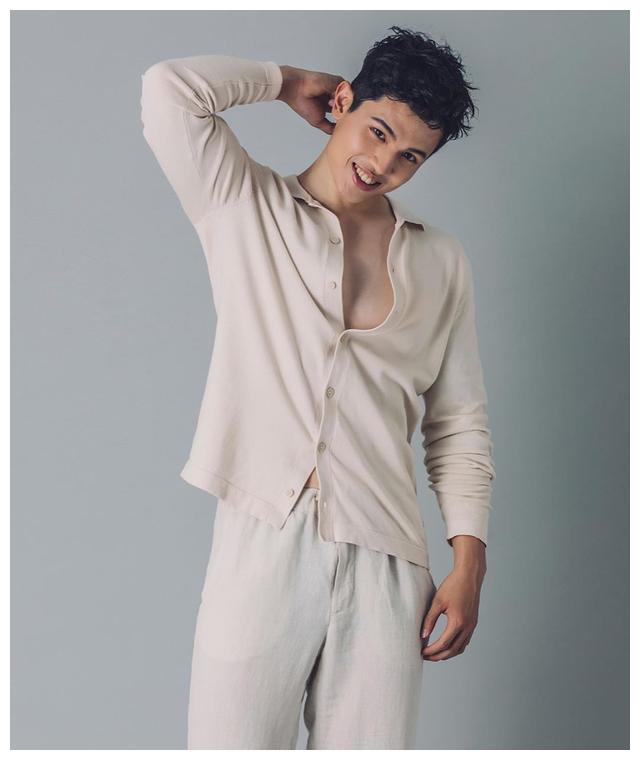 八块腹肌 鲨鱼肌构筑型男精壮的身材,镜头里的他就是魅力男神