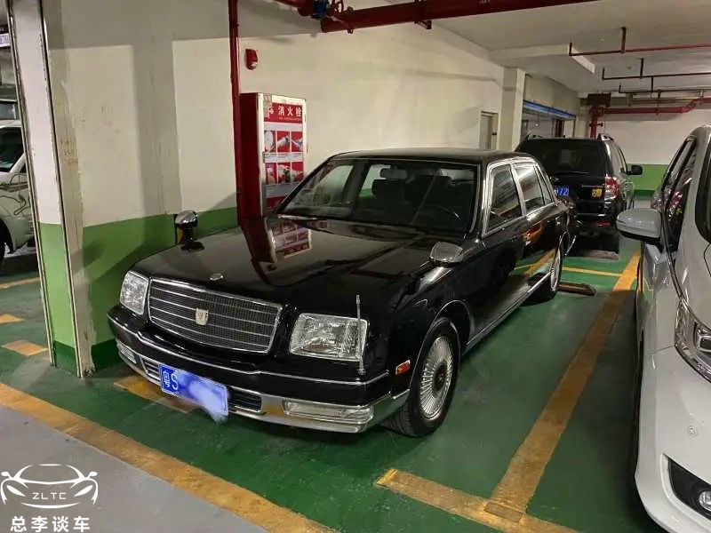 网友偶遇左舵丰田世纪,仔细看看雨刮器,一下子就露馅了