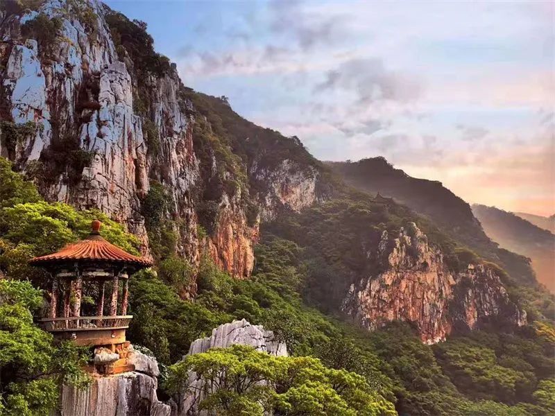 除了观赏溶洞景观,你还可以踏上横跨两山之间的滇南第一天桥.