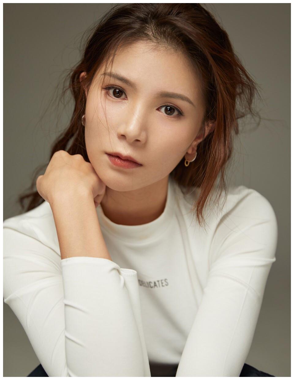 跳水女皇何姿晒美照,却被网友调侃成蔡明,30岁逆生长成身材妖娆