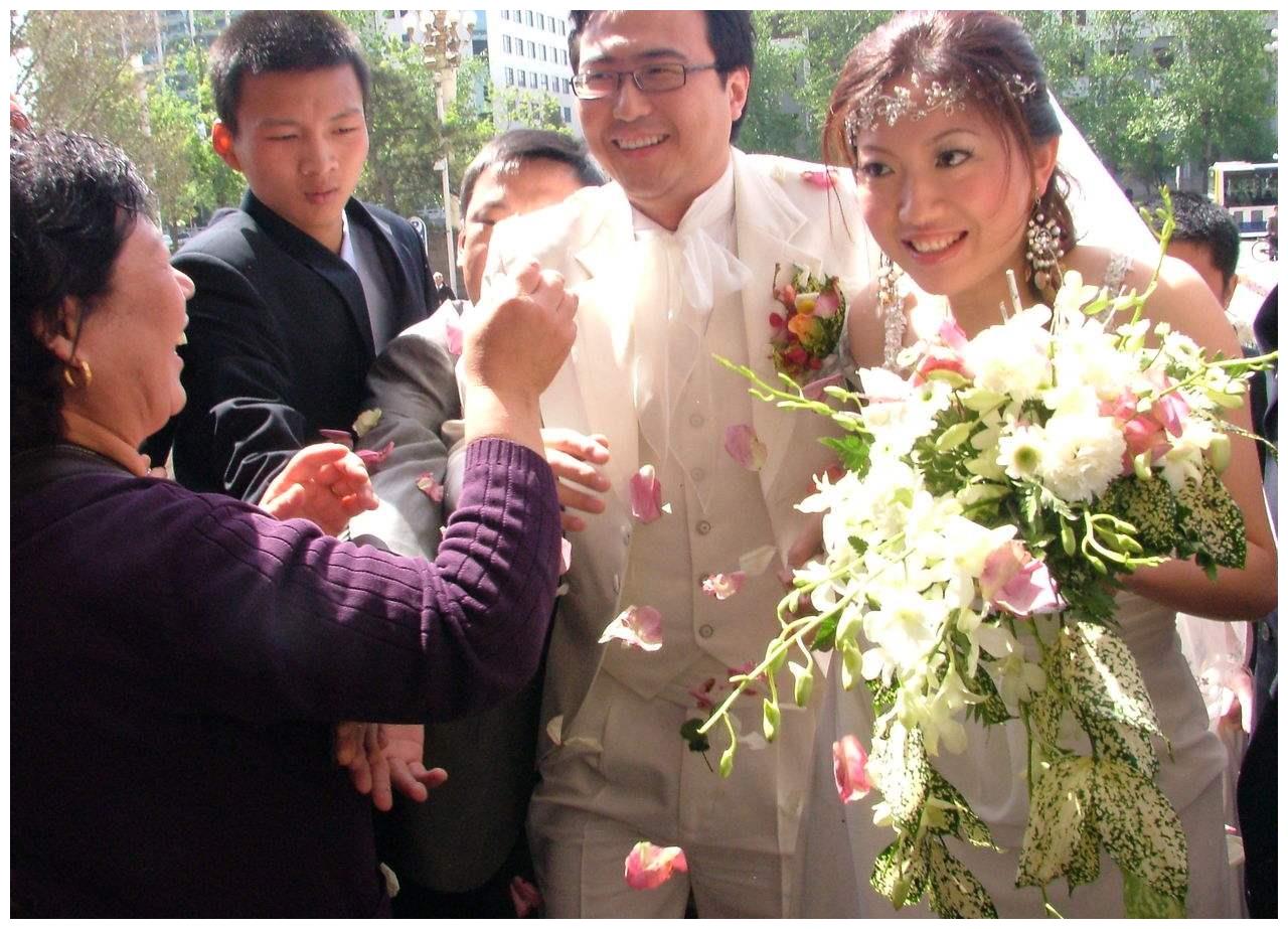 李佳薇带领新加坡创造48年历史的北京丫头退役嫁给亿万富商