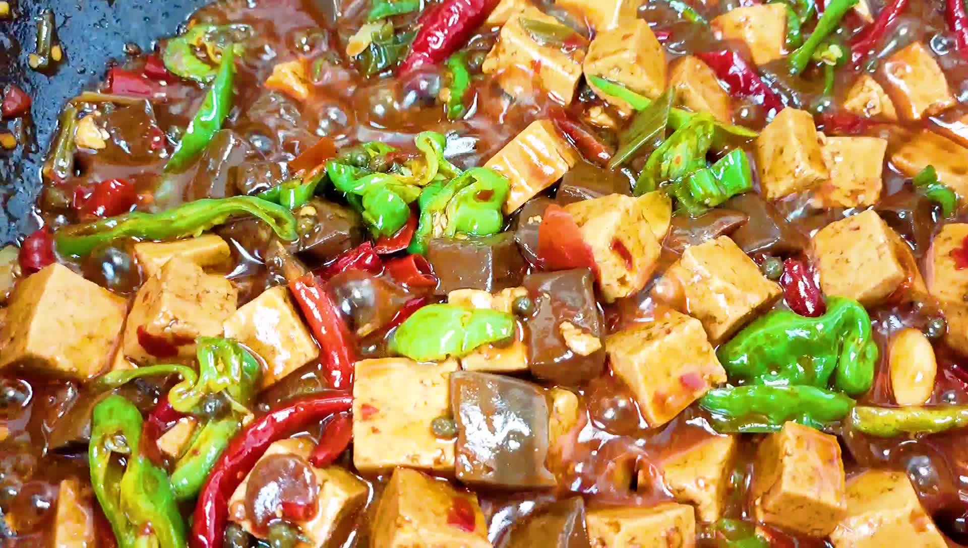 百吃不厌麻辣鸭血豆腐,配上米饭又香又辣特别过瘾