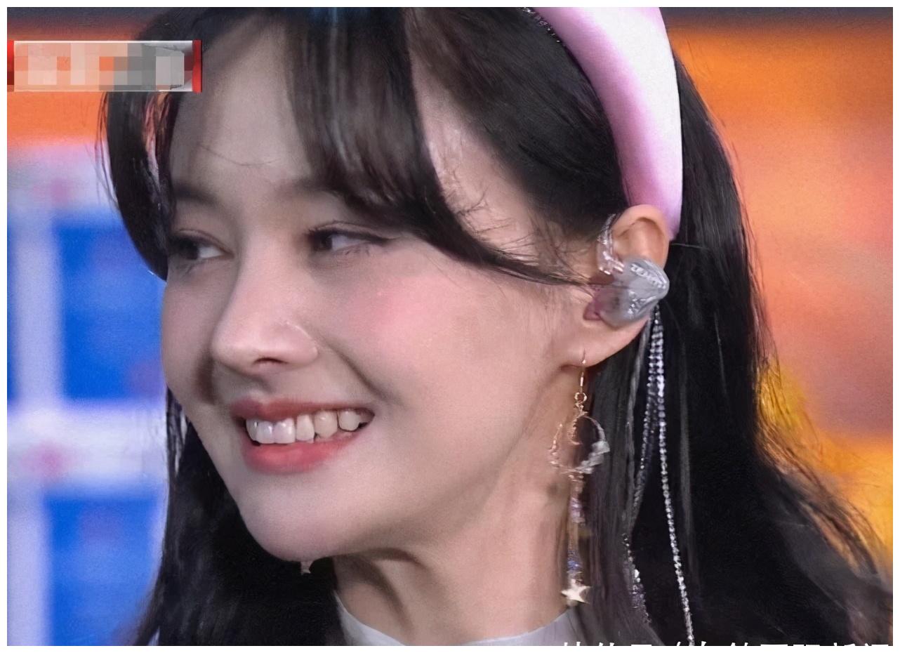 看上去是特别明显的,不少人又猜测郑爽是有整容了吧,其实这是郑爽鼻子