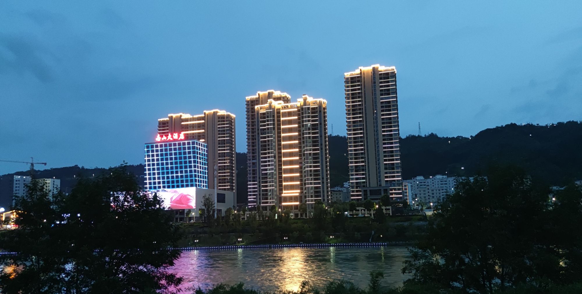 竹山县地处鄂西北,因境内茂林修竹,山清水秀得名,县城夜景迷人