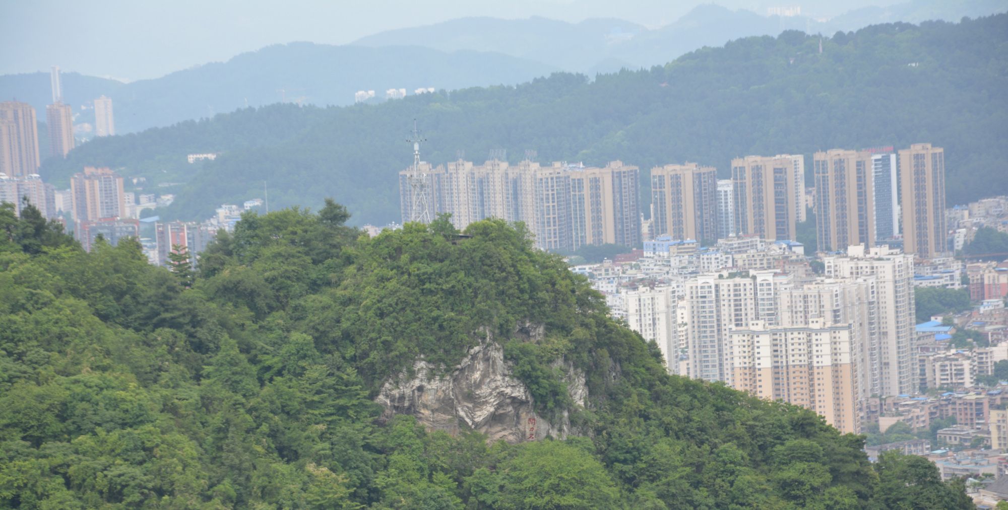 位于贵阳城北的贵山,又名贵人峰,现在基本都叫它的形象之称—关刀岩