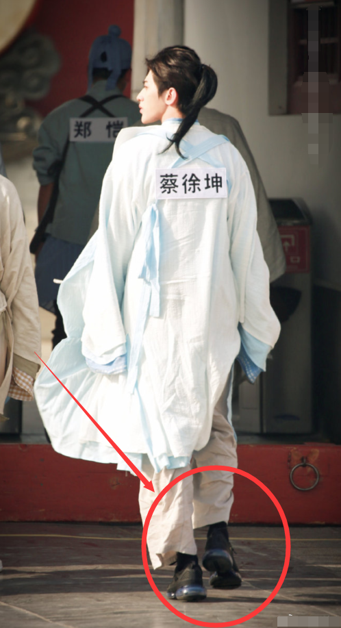 蔡徐坤初次上跑男,谁注意他穿的啥"鞋"?这是对前辈最大的尊重
