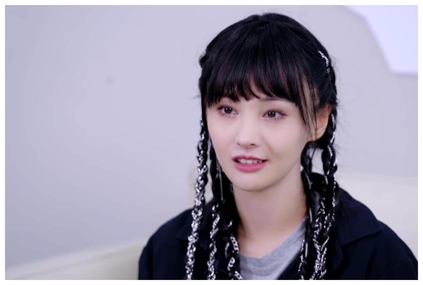 郑爽杨幂同样穿裙子,"坐姿"却大不相同,仪态差距一目了然