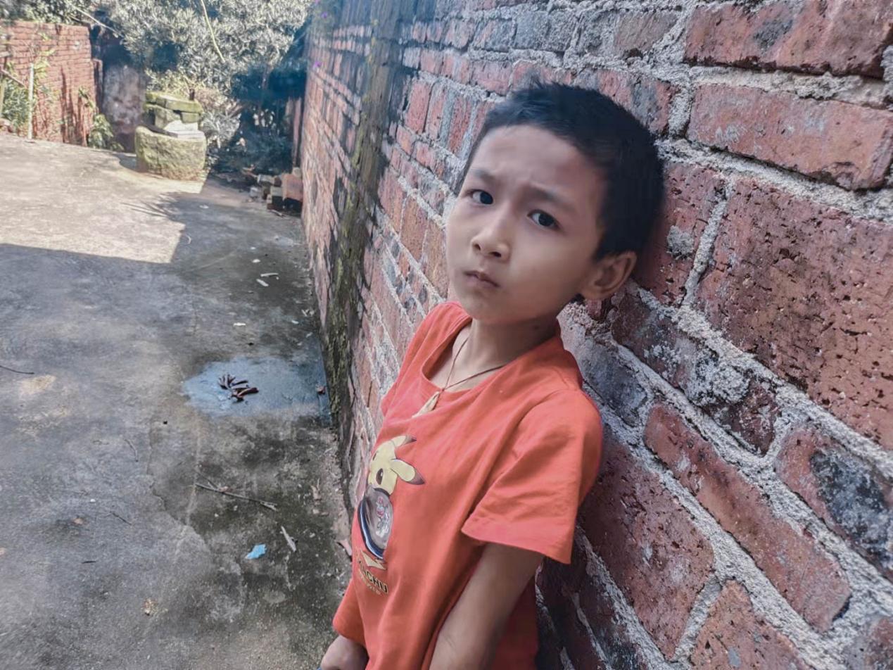 广西兄弟情深弟弟用瘦弱肩膀为哥哥走出上学路