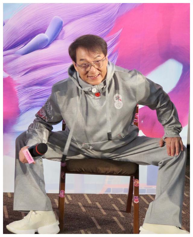 成龙被曝腰伤复发走路一瘸一拐需要搀扶引发粉丝担心