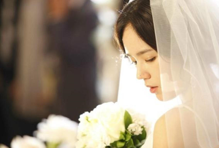 韩佳人公公时隔7年再亮相,透露儿子儿媳结婚原因,辟谣家族传闻