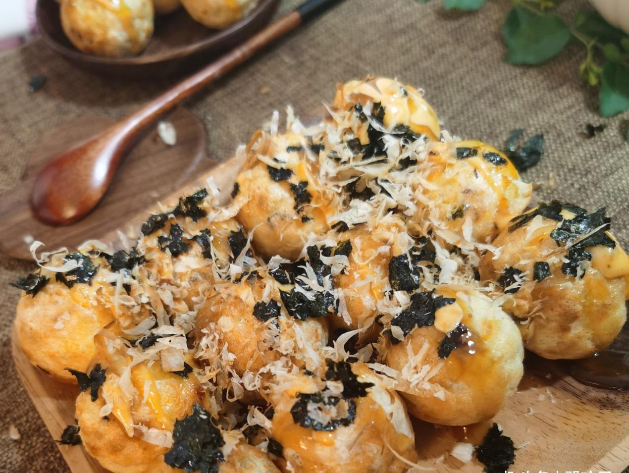 在家想吃章鱼小丸子没有模具也可以做用家里的土豆和锅来做哦