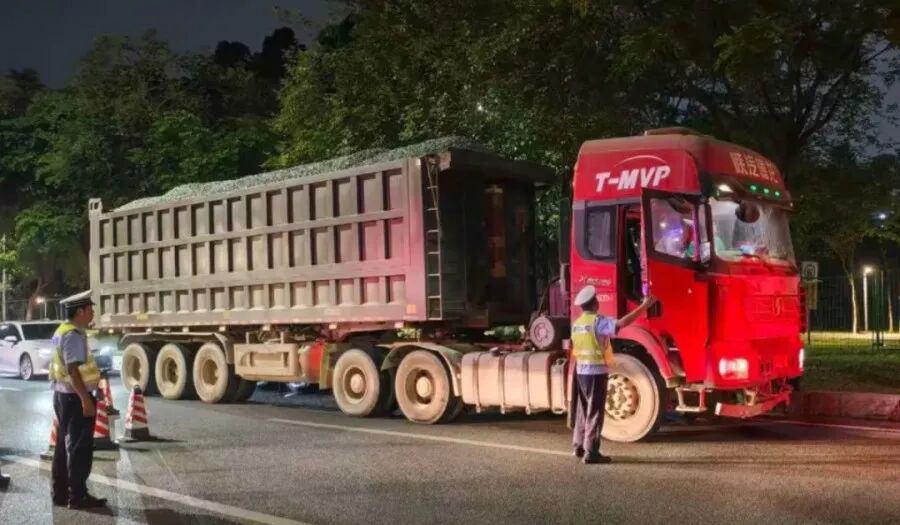泥头车超载 53.2 吨上路,被拦下,记 6 分罚 2000 元 泥头车超载 53.2 吨上路,被拦下,记 6 分罚 2000 元