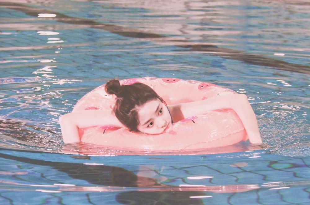 而谭松韵这一组自拍照片当中是在泳池里拍的,当时的她已经进入了泳池