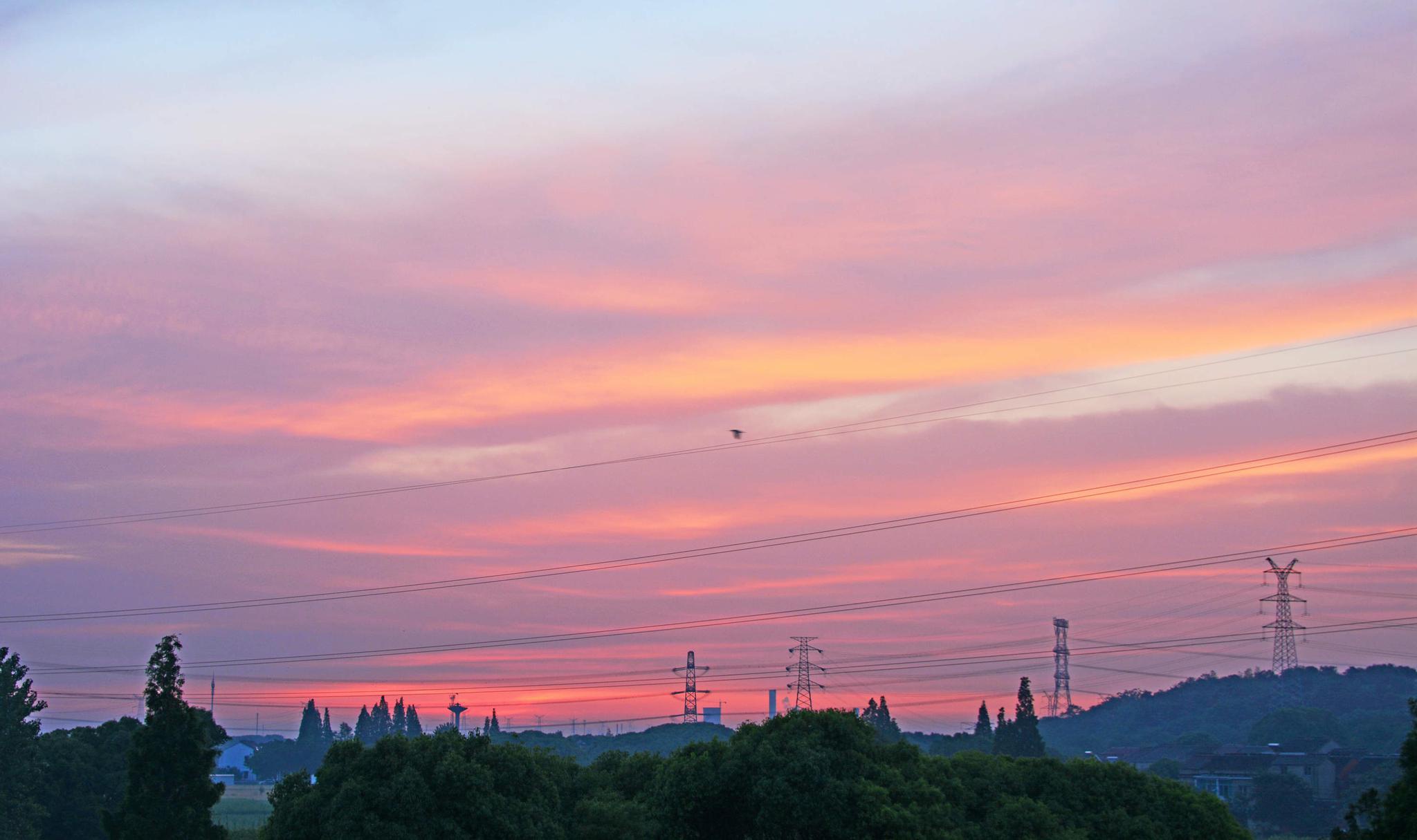 山村在朝霞中迎来新的一天
