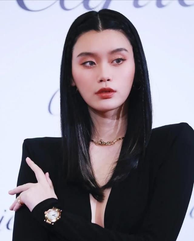 "国际超模"奚梦瑶身着一袭黑色小短裙礼服,好身材一览无余