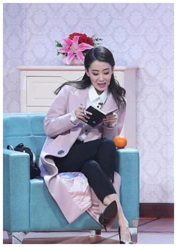 她是冯巩的爱女,因春晚跷"二郎腿"走红,如今34岁为贾玲打工