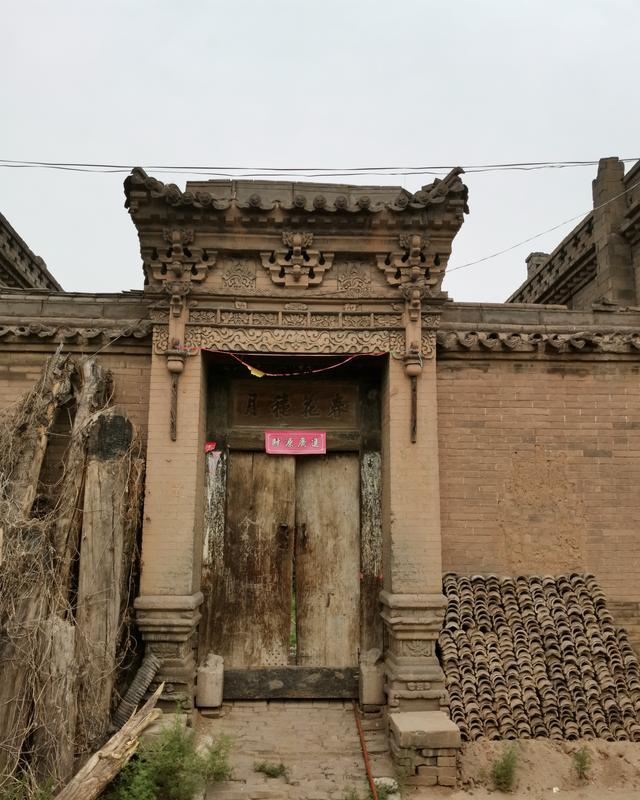 平遥农村几百年的老院门,现在看起来这么悲凉,凄惨