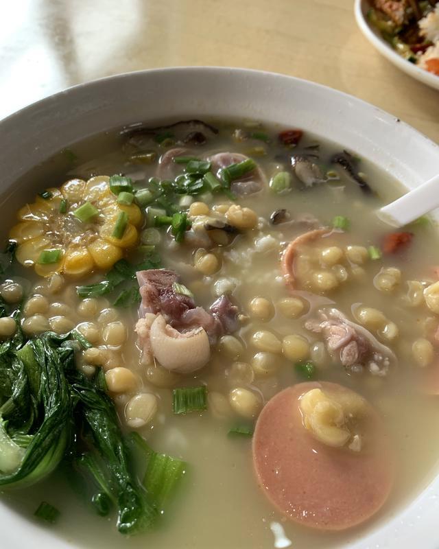 一碗带毛的猪脚豆汤饭