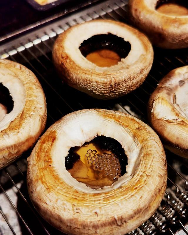 秋之深处品至味,一炉炭火烤口蘑