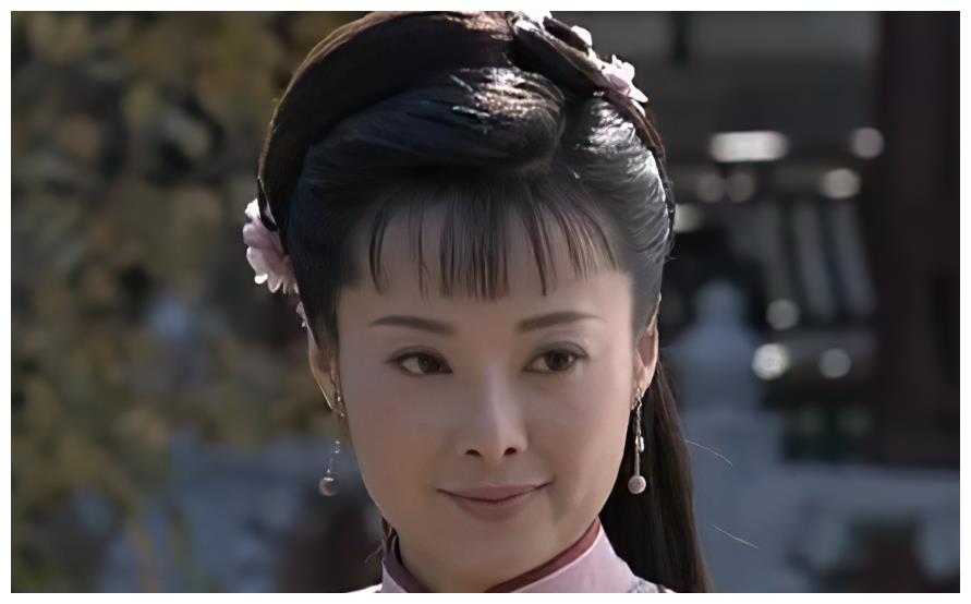 她饰演的"杜小月"成经典,美艳灵动,如今婚后发福认不出