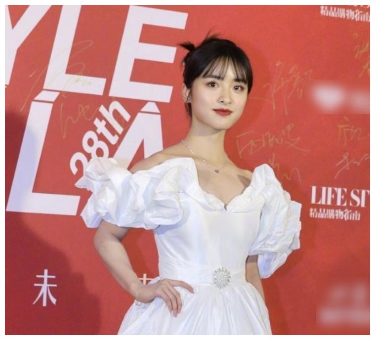 对比郑爽和吴宣仪感觉年轻女人就是好