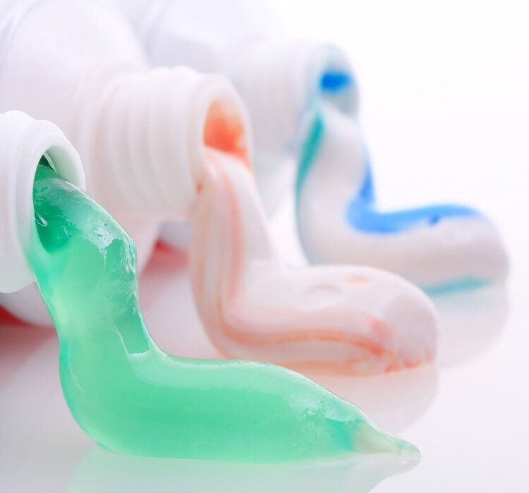 这三种牙膏千万别再买了,有毒!牙膏厂员工自己都不用!（买牙膏时，3种牙膏不建议购买，或有潜在癌症风险，你家买了吗？）