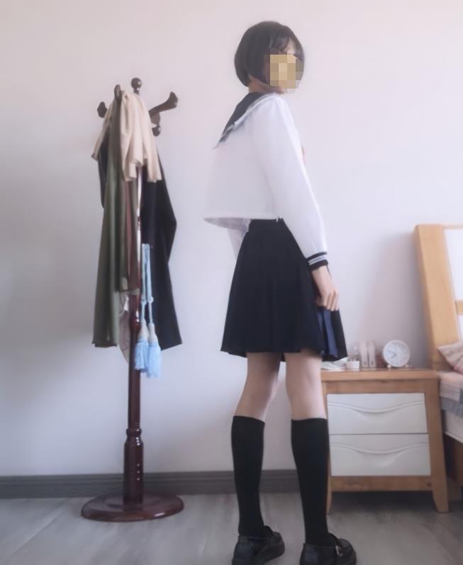 女装大佬在宿舍变装cosplay,舍友回来,以为误入女生宿舍__财经头条