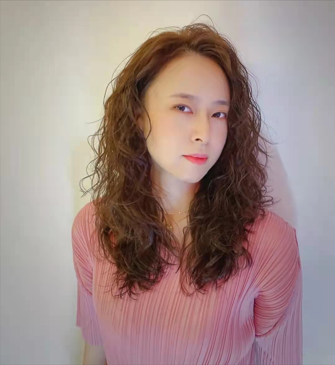 天凉了头发也该烫了今年流行的全头烫上线准备烫发请收藏