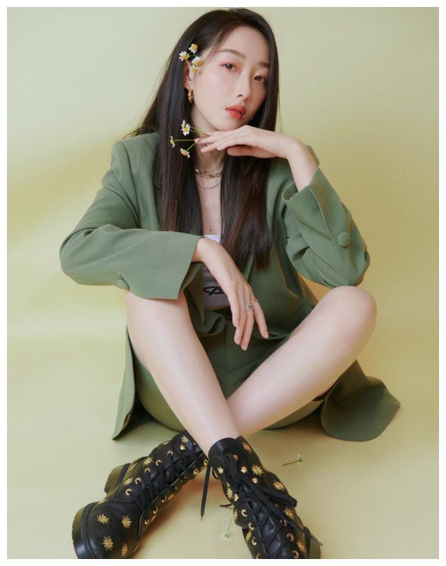 大人口红_优衣库童装不允许成人试穿!大人想显娇小!领口撑大还留粉底印