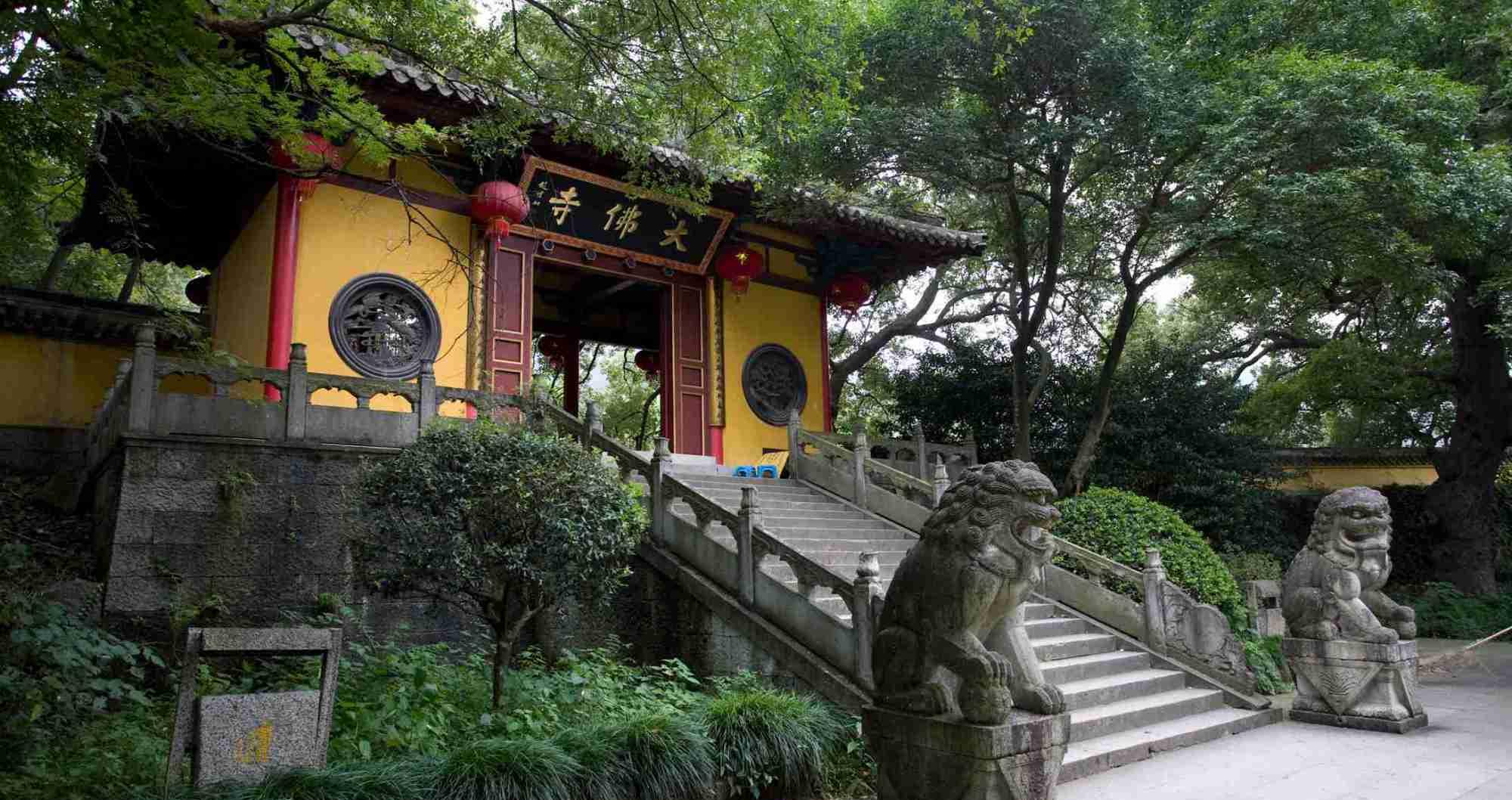 浙江绍兴"最有名"的寺庙,里有"江南第一大佛",游客络绎不绝