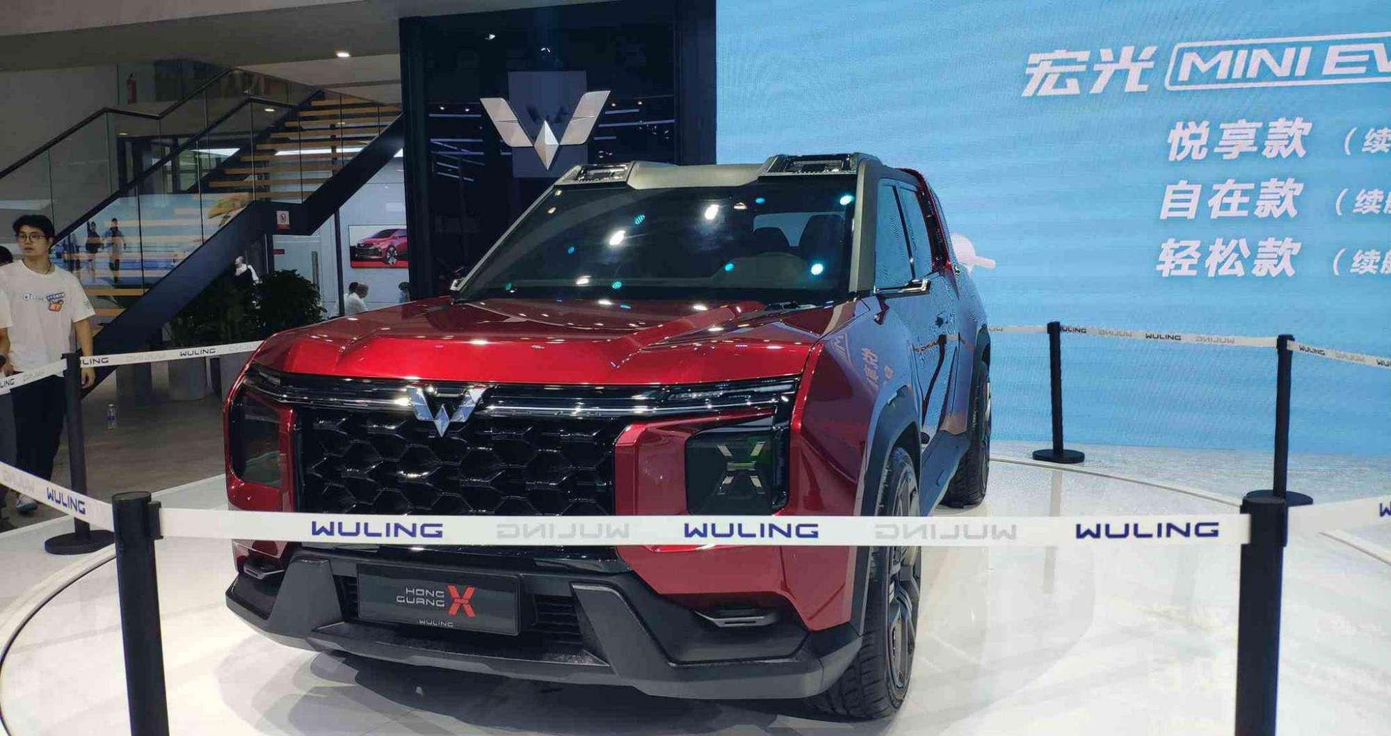 五菱新一代"宏光侠"来了,亮相成都车展,"x"型灯光吸人眼球