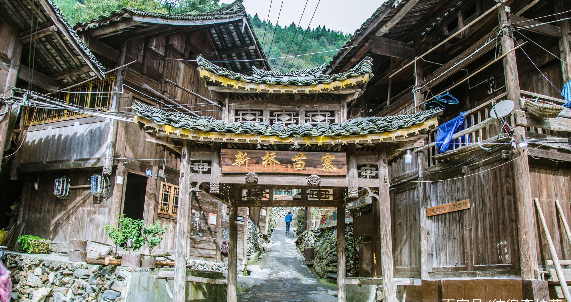 贵州有一独特的苗族村寨,女生四季穿短裙,还有世界唯一水上粮仓