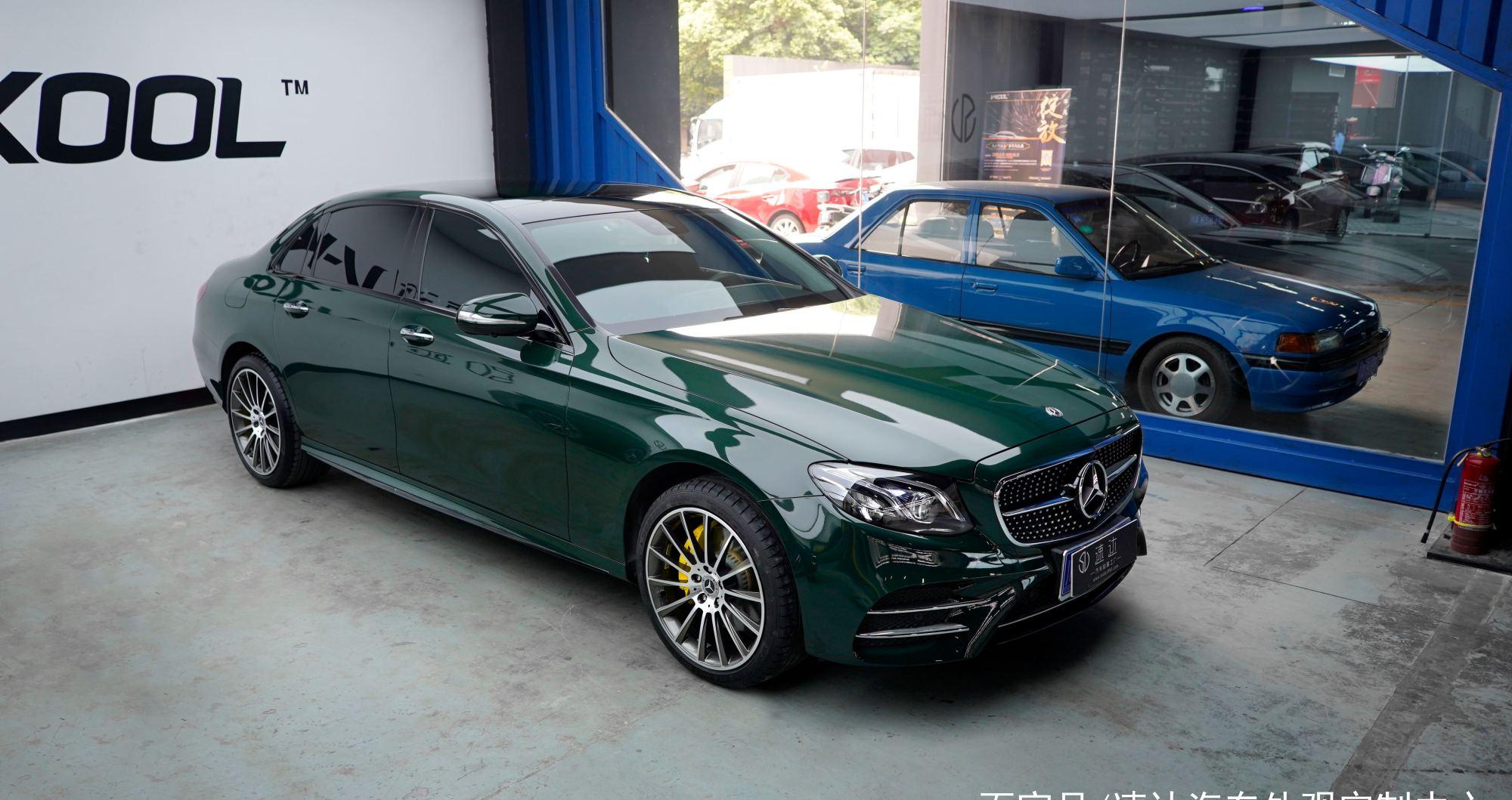 奔驰e级深翠绿改色膜,小姐姐直呼哇塞