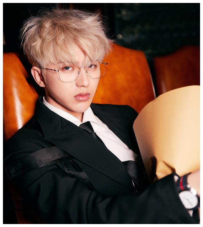 蔡徐坤豪门大片曝光,白发加金丝框眼镜,"撕漫男"气质十足