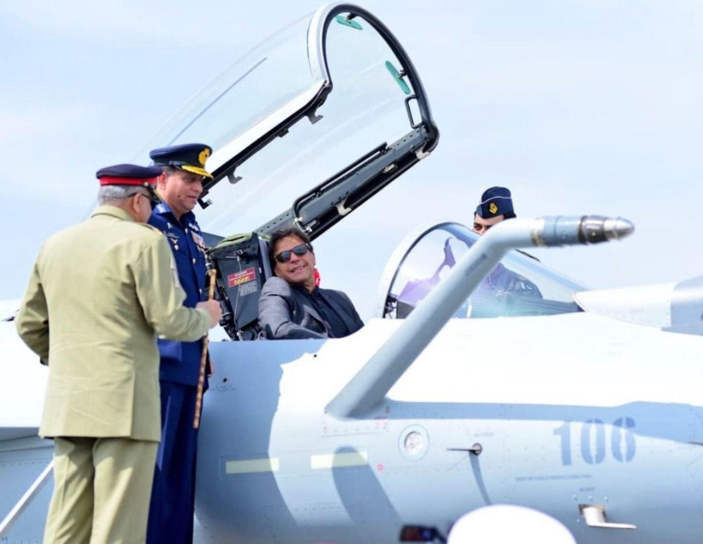 意外还是故意？我国歼10战机刚给巴铁，<a href=