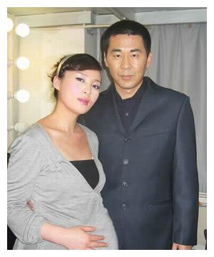 毕竟这是自己爱过几年的男人,李大为去世的非常突然,他的妻子和儿子也