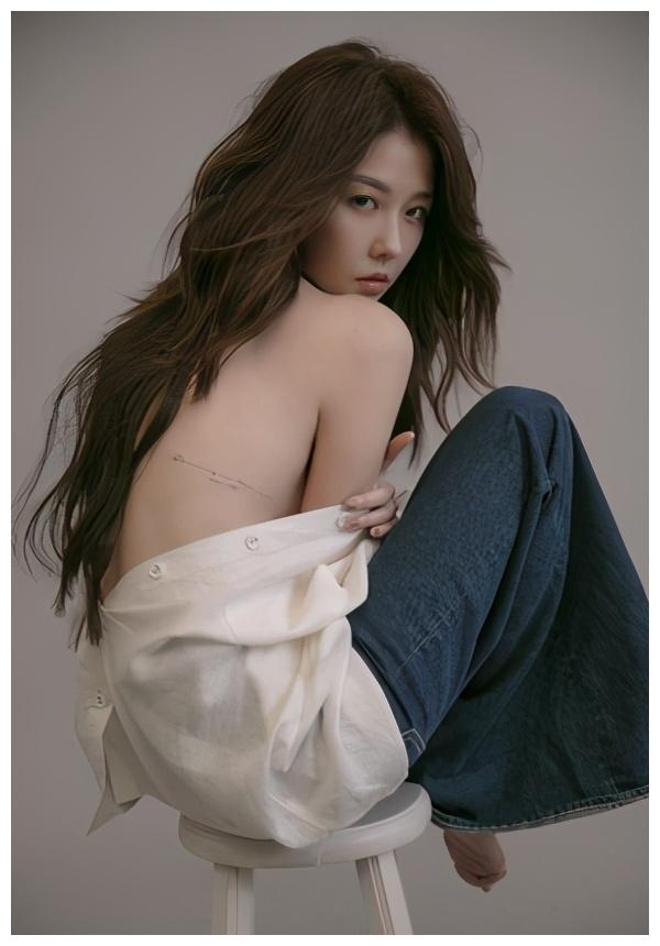 邵雨薇首曝光美背刺青 摄影师直喊:恋爱中的女人