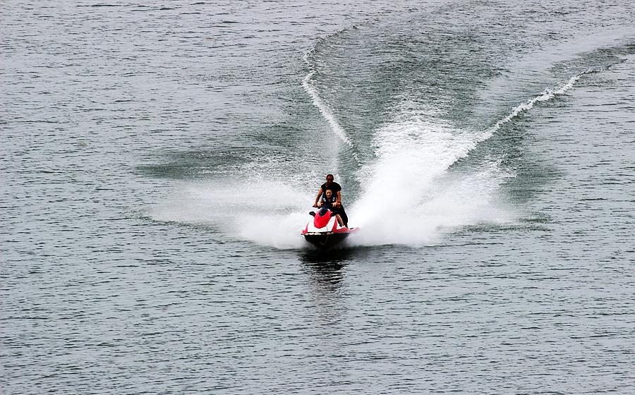 刺激的水上摩托艇漂移,你敢玩吗?不妨来太平湖试一试水上漂移吧