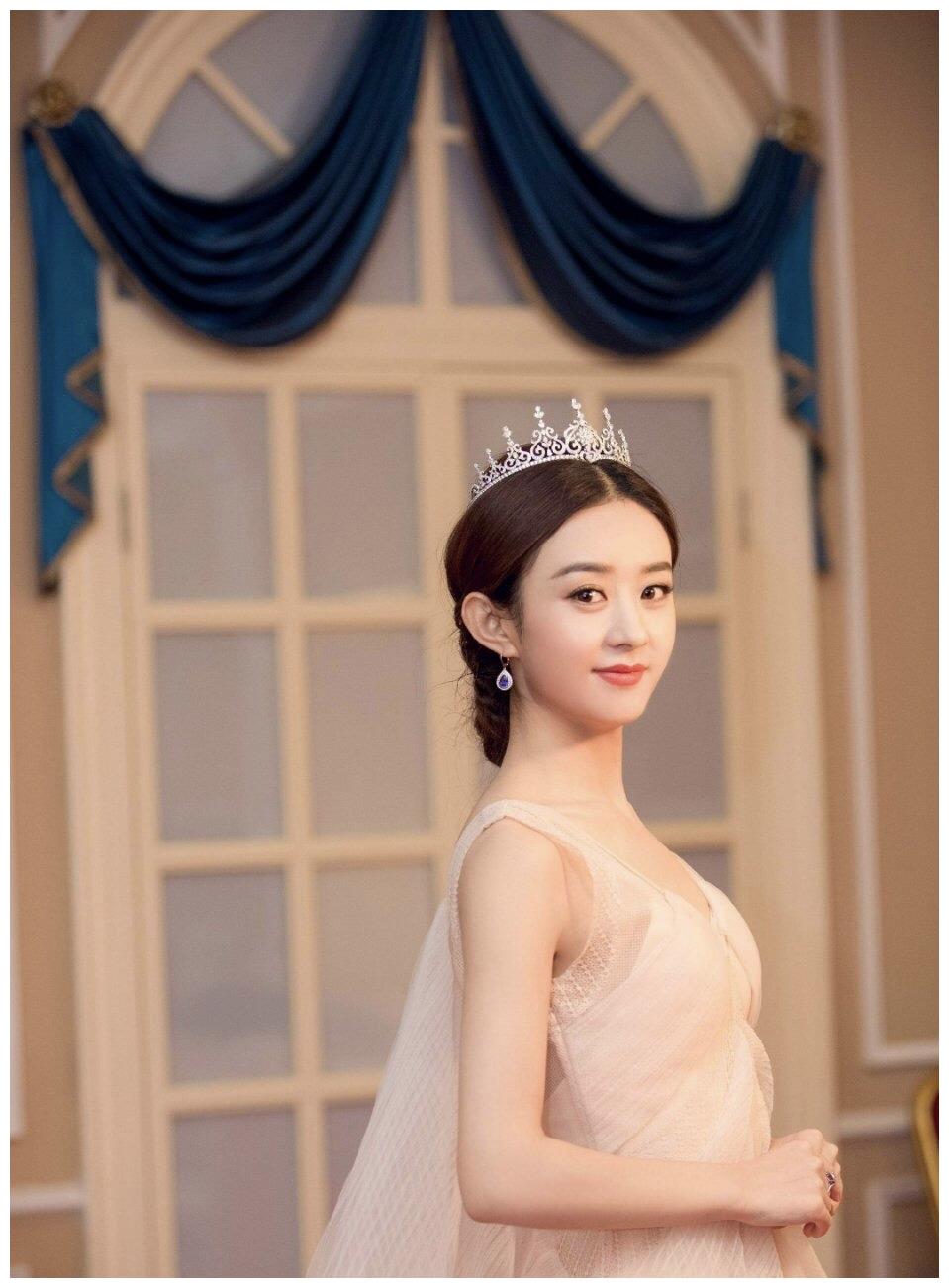 女星戴皇冠谁惊艳到了你?赵丽颖青涩可爱,迪丽热巴复古妖艳