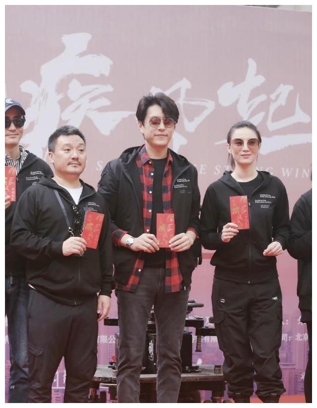 靳东头大遭调侃?