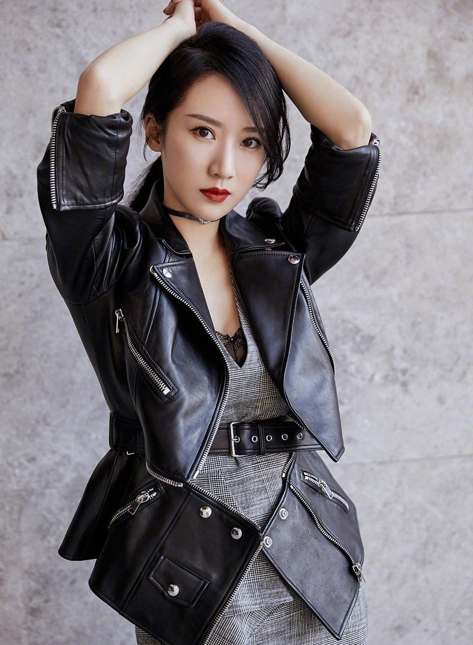 李念在镜头前展现成熟女人魅力