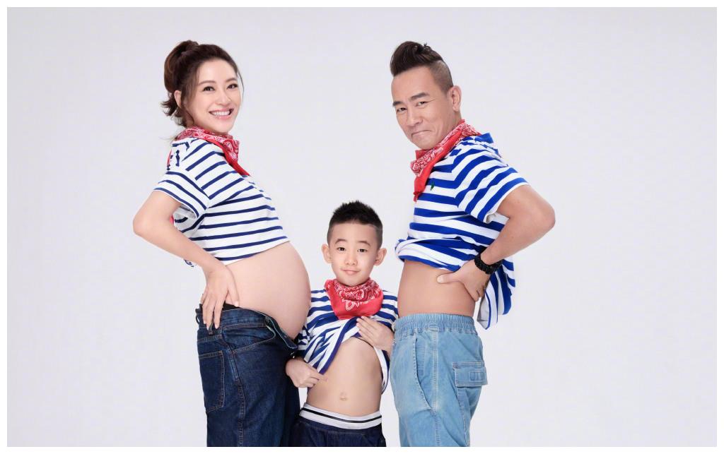 陈小春在52岁迎来第二个儿子!应采儿产后晒全家福画面喜庆