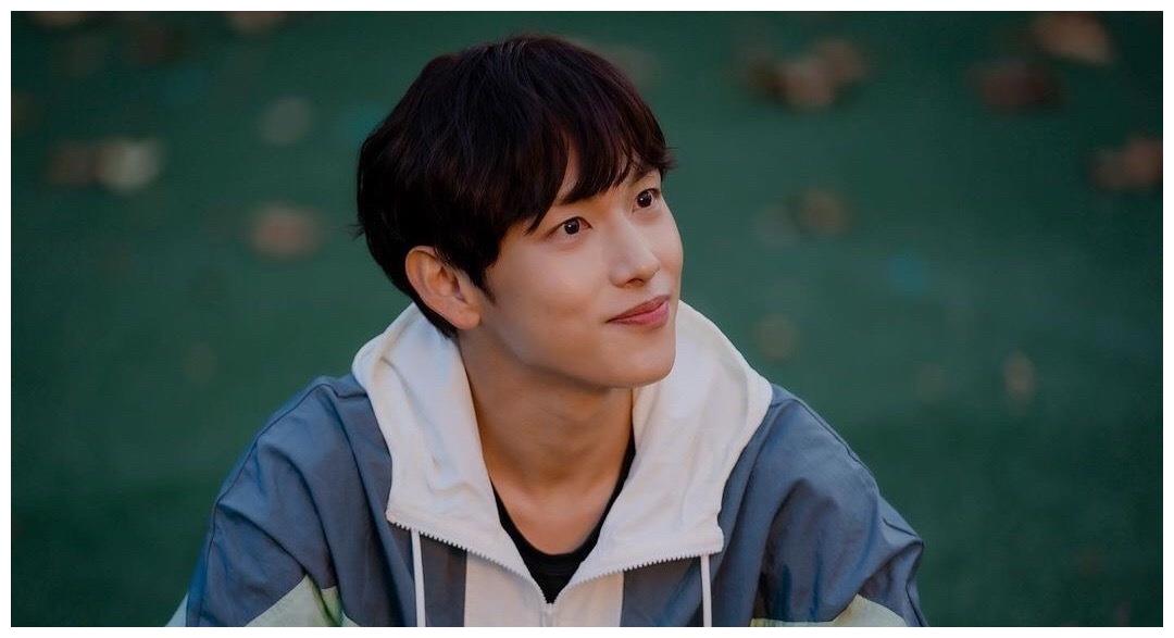 在剧中,任时完饰演的男主角基善谦是个出身很好,但自身彬彬有礼,温柔