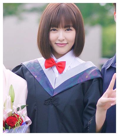 穿上学士服的女星,关晓彤三好学生,看到同班周也:恋爱了!