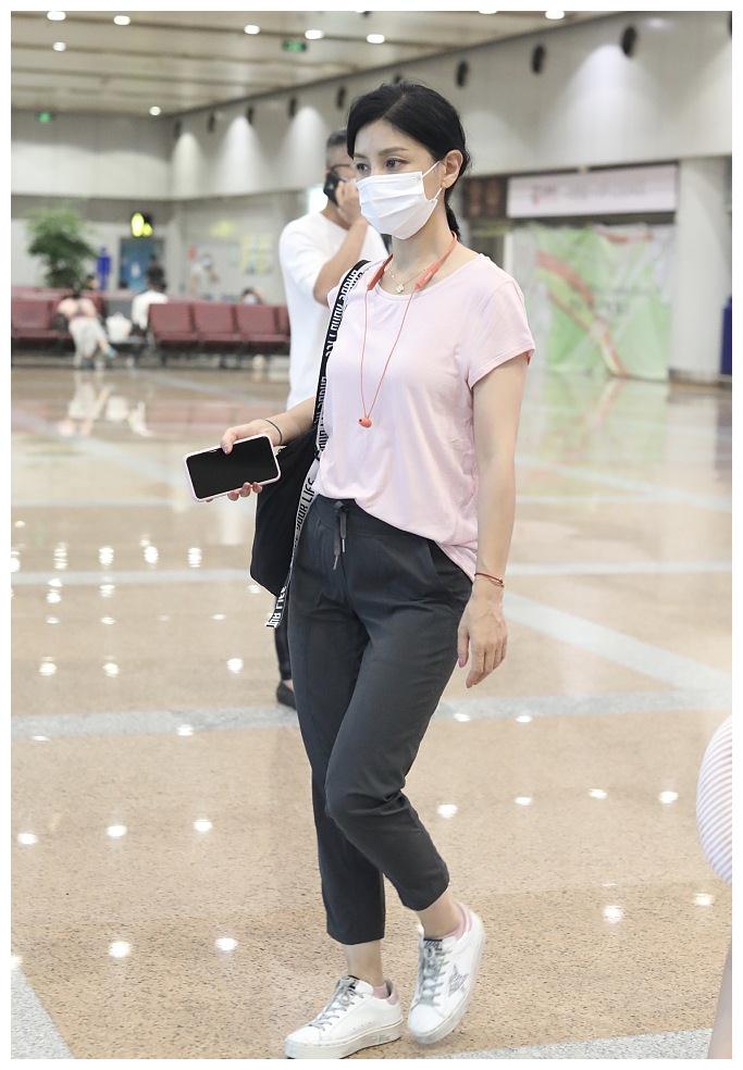 胡可街拍:浅粉色t恤ggdb球鞋舒适低调