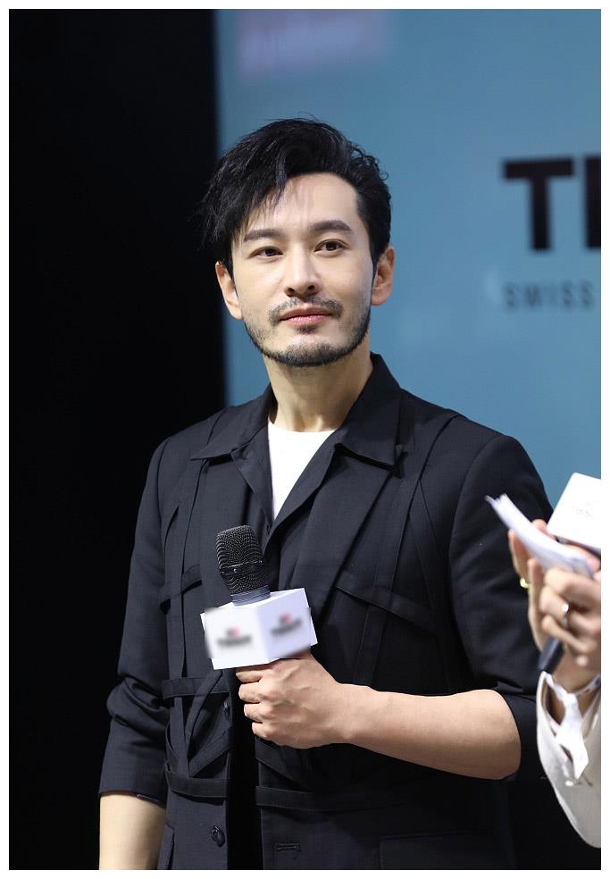 黄晓明开始蓄小胡子,黑色外套配超厚红底鞋,凹出"霸总"气质